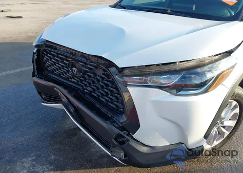 2022 Toyota Corolla Cross Le z USA, uszkodzony, nr VIN 7MUBAABG9NV035085